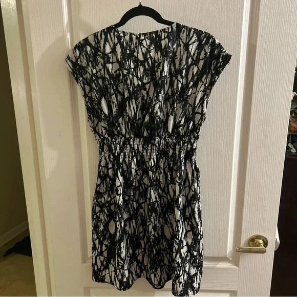 GUESS black and white abstract dress cinched waist with pockets zip shoulders - Picture 7 of 7